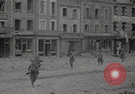 Standbild Soldaten der Vereinigten Staaten betreten La Haye du Puits La Haye Du Puits Frankreich, 1944, aus Sekunde 35 historischem Filmmaterial Videoclip 65675079303