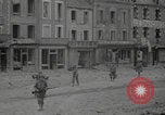 Standbild Soldaten der Vereinigten Staaten betreten La Haye du Puits La Haye Du Puits Frankreich, 1944, aus Sekunde 36 historischem Filmmaterial Videoclip 65675079303