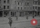 Standbild Soldaten der Vereinigten Staaten betreten La Haye du Puits La Haye Du Puits Frankreich, 1944, aus Sekunde 37 historischem Filmmaterial Videoclip 65675079303