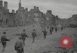 Standbild Soldaten der Vereinigten Staaten betreten La Haye du Puits La Haye Du Puits Frankreich, 1944, aus Sekunde 38 historischem Filmmaterial Videoclip 65675079303
