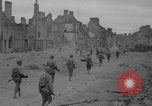 Standbild Soldaten der Vereinigten Staaten betreten La Haye du Puits La Haye Du Puits Frankreich, 1944, aus Sekunde 39 historischem Filmmaterial Videoclip 65675079303