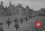 Standbild Soldaten der Vereinigten Staaten betreten La Haye du Puits La Haye Du Puits Frankreich, 1944, aus Sekunde 40 historischem Filmmaterial Videoclip 65675079303