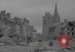 Standbild Soldaten der Vereinigten Staaten betreten La Haye du Puits La Haye Du Puits Frankreich, 1944, aus Sekunde 42 historischem Filmmaterial Videoclip 65675079303