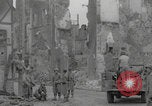 Standbild Soldaten der Vereinigten Staaten betreten La Haye du Puits La Haye Du Puits Frankreich, 1944, aus Sekunde 44 historischem Filmmaterial Videoclip 65675079303