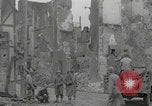 Standbild Soldaten der Vereinigten Staaten betreten La Haye du Puits La Haye Du Puits Frankreich, 1944, aus Sekunde 45 historischem Filmmaterial Videoclip 65675079303