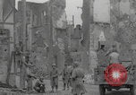 Standbild Soldaten der Vereinigten Staaten betreten La Haye du Puits La Haye Du Puits Frankreich, 1944, aus Sekunde 46 historischem Filmmaterial Videoclip 65675079303