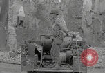 Standbild Soldaten der Vereinigten Staaten betreten La Haye du Puits La Haye Du Puits Frankreich, 1944, aus Sekunde 47 historischem Filmmaterial Videoclip 65675079303