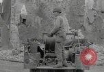 Standbild Soldaten der Vereinigten Staaten betreten La Haye du Puits La Haye Du Puits Frankreich, 1944, aus Sekunde 48 historischem Filmmaterial Videoclip 65675079303