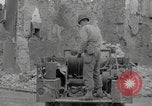 Standbild Soldaten der Vereinigten Staaten betreten La Haye du Puits La Haye Du Puits Frankreich, 1944, aus Sekunde 49 historischem Filmmaterial Videoclip 65675079303
