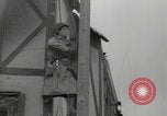Standbild Soldaten der Vereinigten Staaten betreten La Haye du Puits La Haye Du Puits Frankreich, 1944, aus Sekunde 50 historischem Filmmaterial Videoclip 65675079303