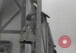 Standbild Soldaten der Vereinigten Staaten betreten La Haye du Puits La Haye Du Puits Frankreich, 1944, aus Sekunde 52 historischem Filmmaterial Videoclip 65675079303