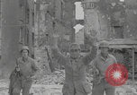 Standbild Soldaten der Vereinigten Staaten betreten La Haye du Puits La Haye Du Puits Frankreich, 1944, aus Sekunde 53 historischem Filmmaterial Videoclip 65675079303