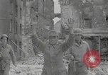 Standbild Soldaten der Vereinigten Staaten betreten La Haye du Puits La Haye Du Puits Frankreich, 1944, aus Sekunde 54 historischem Filmmaterial Videoclip 65675079303