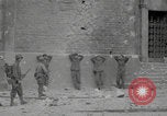 Standbild Soldaten der Vereinigten Staaten betreten La Haye du Puits La Haye Du Puits Frankreich, 1944, aus Sekunde 55 historischem Filmmaterial Videoclip 65675079303