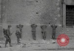 Standbild Soldaten der Vereinigten Staaten betreten La Haye du Puits La Haye Du Puits Frankreich, 1944, aus Sekunde 56 historischem Filmmaterial Videoclip 65675079303