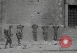 Standbild Soldaten der Vereinigten Staaten betreten La Haye du Puits La Haye Du Puits Frankreich, 1944, aus Sekunde 57 historischem Filmmaterial Videoclip 65675079303