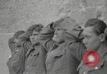Standbild Soldaten der Vereinigten Staaten betreten La Haye du Puits La Haye Du Puits Frankreich, 1944, aus Sekunde 59 historischem Filmmaterial Videoclip 65675079303