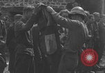 Image Les prisonniers allemands ont frissisé la deuxième Guerre mondiale en France Saint Lo France, 1944, de la seconde 16 séquences d'archives historiques vidéo 65675079322