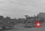 Standbild Das französische Panzerkanzel Marine Regiment bereitet Fahrzeuge vor Europa, 1944, aus Sekunde 22 historischem Filmmaterial Videoclip 65675079337
