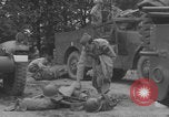 Standbild Das französische Panzerkanzel Marine Regiment bereitet Fahrzeuge vor Europa, 1944, aus Sekunde 26 historischem Filmmaterial Videoclip 65675079337