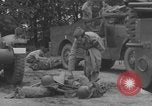 Standbild Das französische Panzerkanzel Marine Regiment bereitet Fahrzeuge vor Europa, 1944, aus Sekunde 28 historischem Filmmaterial Videoclip 65675079337