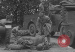Standbild Das französische Panzerkanzel Marine Regiment bereitet Fahrzeuge vor Europa, 1944, aus Sekunde 29 historischem Filmmaterial Videoclip 65675079337