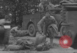 Standbild Das französische Panzerkanzel Marine Regiment bereitet Fahrzeuge vor Europa, 1944, aus Sekunde 30 historischem Filmmaterial Videoclip 65675079337