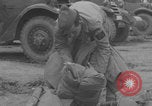 Standbild Das französische Panzerkanzel Marine Regiment bereitet Fahrzeuge vor Europa, 1944, aus Sekunde 34 historischem Filmmaterial Videoclip 65675079337