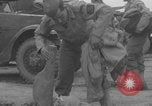 Standbild Das französische Panzerkanzel Marine Regiment bereitet Fahrzeuge vor Europa, 1944, aus Sekunde 37 historischem Filmmaterial Videoclip 65675079337