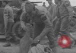 Standbild Das französische Panzerkanzel Marine Regiment bereitet Fahrzeuge vor Europa, 1944, aus Sekunde 38 historischem Filmmaterial Videoclip 65675079337