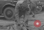 Standbild Das französische Panzerkanzel Marine Regiment bereitet Fahrzeuge vor Europa, 1944, aus Sekunde 41 historischem Filmmaterial Videoclip 65675079337