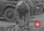 Standbild Das französische Panzerkanzel Marine Regiment bereitet Fahrzeuge vor Europa, 1944, aus Sekunde 42 historischem Filmmaterial Videoclip 65675079337