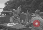 Standbild Das französische Panzerkanzel Marine Regiment bereitet Fahrzeuge vor Europa, 1944, aus Sekunde 44 historischem Filmmaterial Videoclip 65675079337