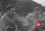 Standbild Das französische Panzerkanzel Marine Regiment bereitet Fahrzeuge vor Europa, 1944, aus Sekunde 54 historischem Filmmaterial Videoclip 65675079337