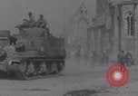 Immagine di I carri armati francesi in omaggio arrivano a Periers Periers Francia, 1944, secondo 50 filmato di repertorio 65675079379
