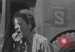 Immagine di L'infermiere francese applica il rossetto Francia, 1944, secondo 13 filmato di repertorio 65675079381