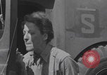 Immagine di L'infermiere francese applica il rossetto Francia, 1944, secondo 15 filmato di repertorio 65675079381
