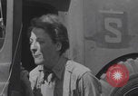 Immagine di L'infermiere francese applica il rossetto Francia, 1944, secondo 16 filmato di repertorio 65675079381