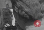 Immagine di L'infermiere francese applica il rossetto Francia, 1944, secondo 19 filmato di repertorio 65675079381