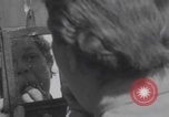 Immagine di L'infermiere francese applica il rossetto Francia, 1944, secondo 20 filmato di repertorio 65675079381