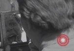 Immagine di L'infermiere francese applica il rossetto Francia, 1944, secondo 21 filmato di repertorio 65675079381