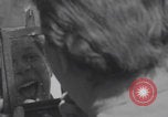 Immagine di L'infermiere francese applica il rossetto Francia, 1944, secondo 22 filmato di repertorio 65675079381