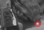 Immagine di L'infermiere francese applica il rossetto Francia, 1944, secondo 24 filmato di repertorio 65675079381