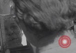 Immagine di L'infermiere francese applica il rossetto Francia, 1944, secondo 25 filmato di repertorio 65675079381