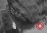 Immagine di L'infermiere francese applica il rossetto Francia, 1944, secondo 26 filmato di repertorio 65675079381