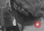 Immagine di L'infermiere francese applica il rossetto Francia, 1944, secondo 28 filmato di repertorio 65675079381
