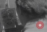Immagine di L'infermiere francese applica il rossetto Francia, 1944, secondo 29 filmato di repertorio 65675079381