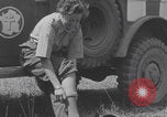 Immagine di L'infermiere francese applica il rossetto Francia, 1944, secondo 30 filmato di repertorio 65675079381