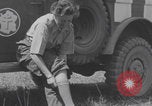 Immagine di L'infermiere francese applica il rossetto Francia, 1944, secondo 31 filmato di repertorio 65675079381