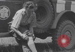 Immagine di L'infermiere francese applica il rossetto Francia, 1944, secondo 32 filmato di repertorio 65675079381